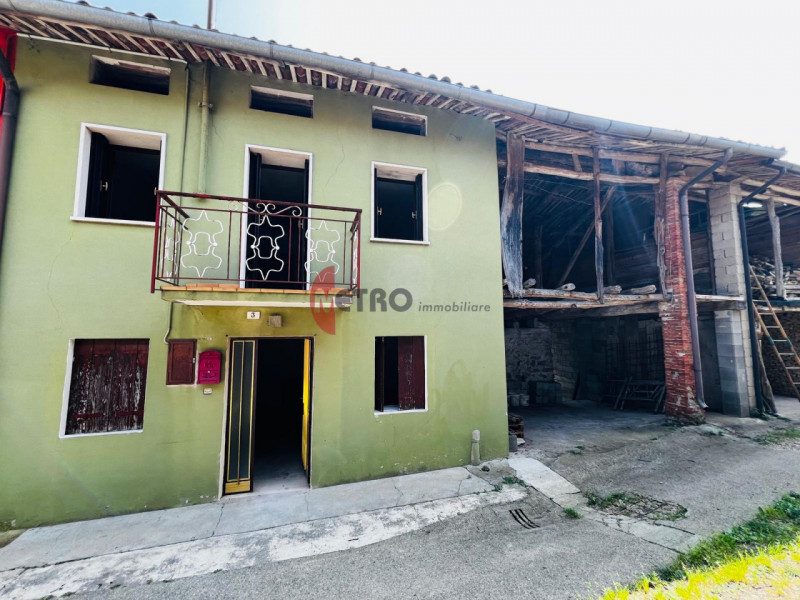 Metro Immobiliare propone in vendita una casa rurale da ristrutturare completamente, ideale per c...