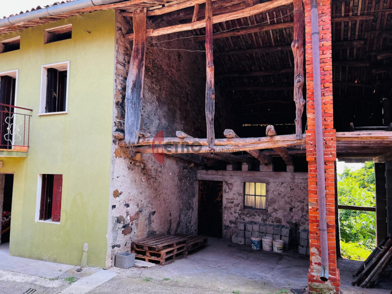 Metro Immobiliare propone in vendita una casa rurale da ristrutturare completamente, ideale per c...