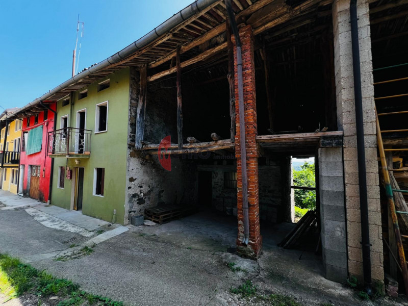 Metro Immobiliare propone in vendita una casa rurale da ristrutturare completamente, ideale per c...