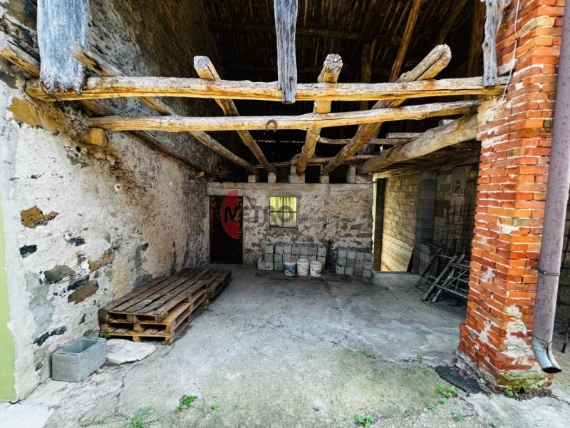 Metro Immobiliare propone in vendita una casa rurale da ristrutturare completamente, ideale per c...