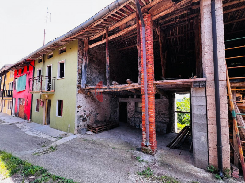 Metro Immobiliare propone in vendita una casa rurale da ristrutturare completamente, ideale per c...