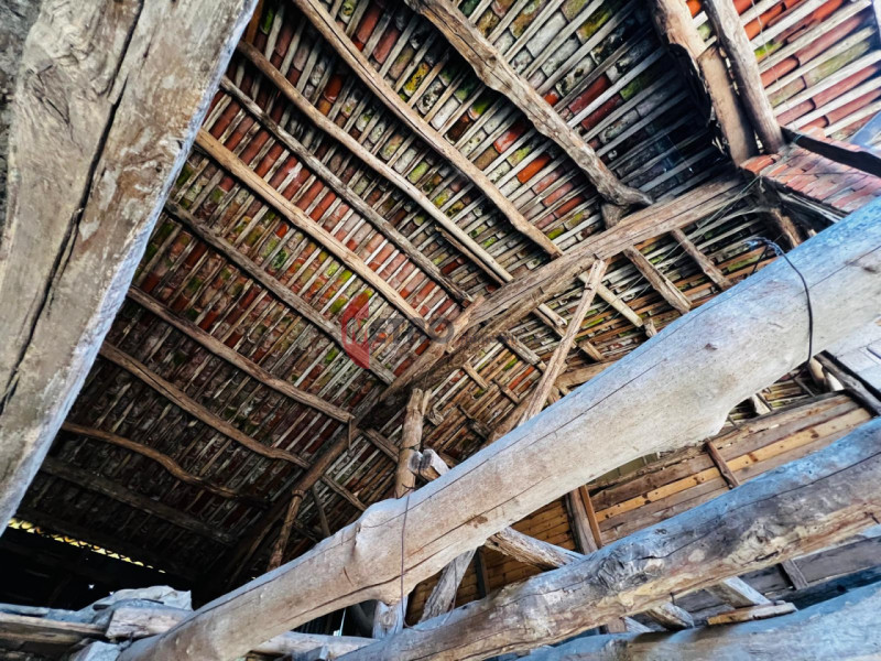 Metro Immobiliare propone in vendita una casa rurale da ristrutturare completamente, ideale per c...