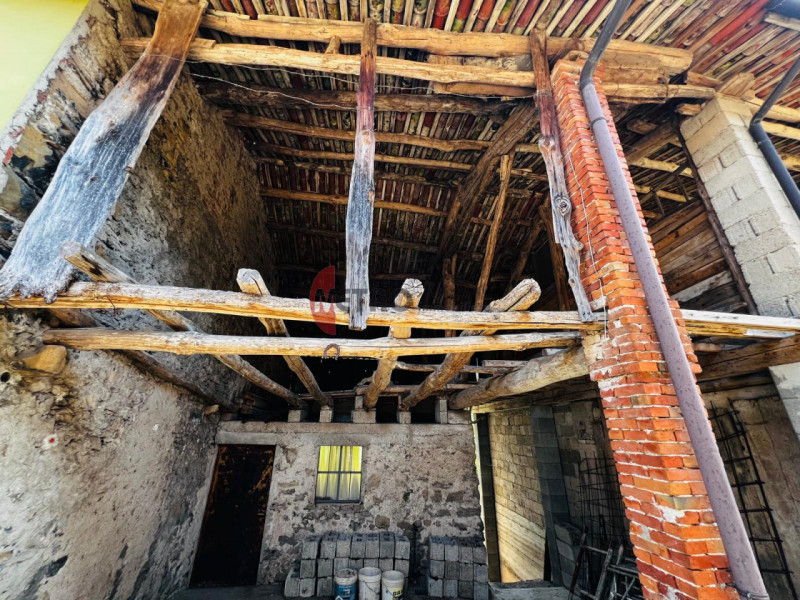 Metro Immobiliare propone in vendita una casa rurale da ristrutturare completamente, ideale per c...