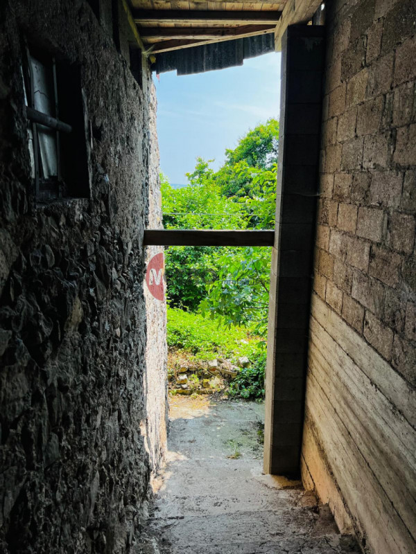 Metro Immobiliare propone in vendita una casa rurale da ristrutturare completamente, ideale per c...