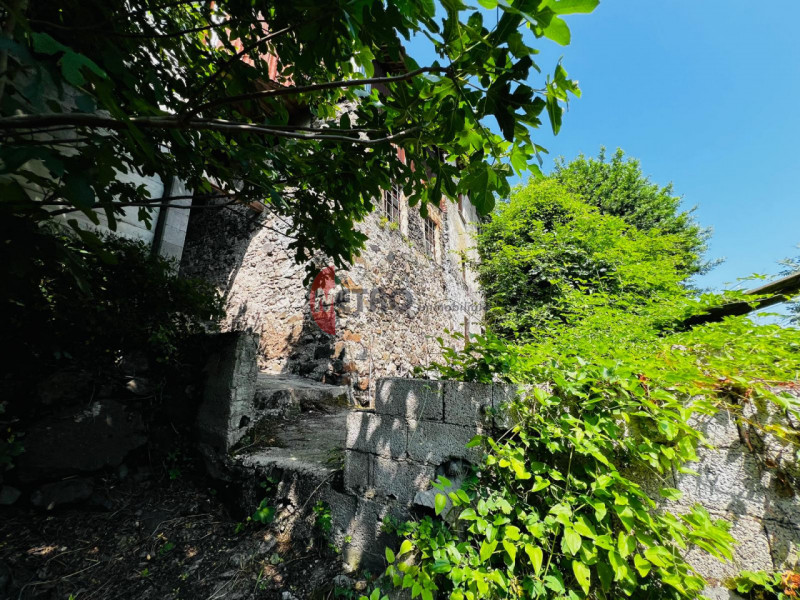 Metro Immobiliare propone in vendita una casa rurale da ristrutturare completamente, ideale per c...