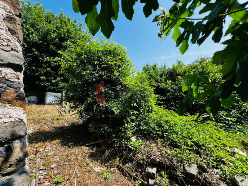 Metro Immobiliare propone in vendita una casa rurale da ristrutturare completamente, ideale per c...