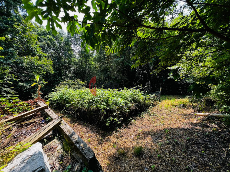 Metro Immobiliare propone in vendita una casa rurale da ristrutturare completamente, ideale per c...