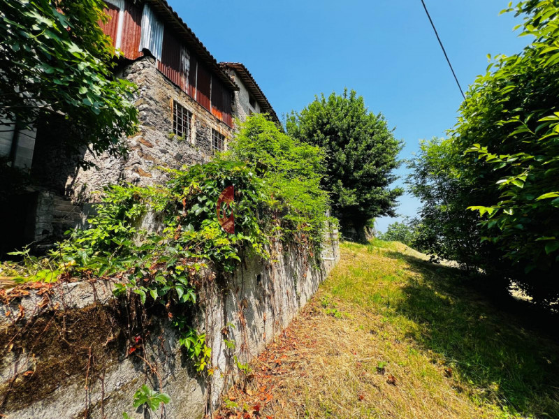 Metro Immobiliare propone in vendita una casa rurale da ristrutturare completamente, ideale per c...