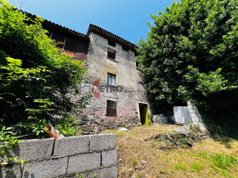 Metro Immobiliare propone in vendita una casa rurale da ristrutturare completamente, ideale per c...