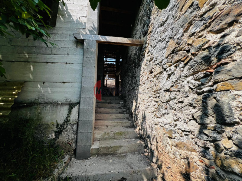 Metro Immobiliare propone in vendita una casa rurale da ristrutturare completamente, ideale per c...