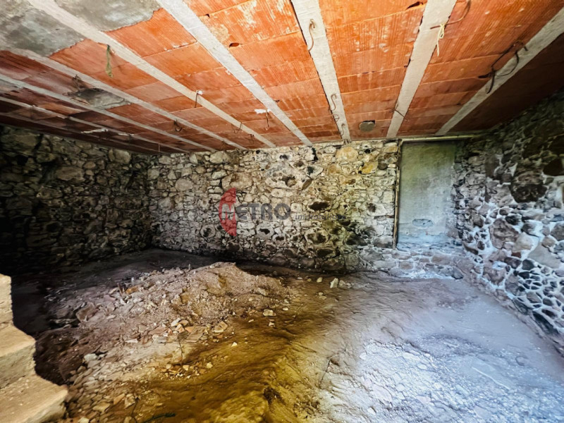 Metro Immobiliare propone in vendita una casa rurale da ristrutturare completamente, ideale per c...