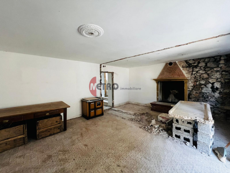 Metro Immobiliare propone in vendita una casa rurale da ristrutturare completamente, ideale per c...