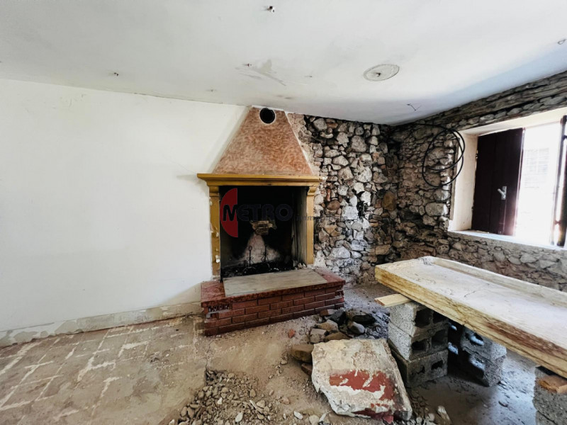 Metro Immobiliare propone in vendita una casa rurale da ristrutturare completamente, ideale per c...