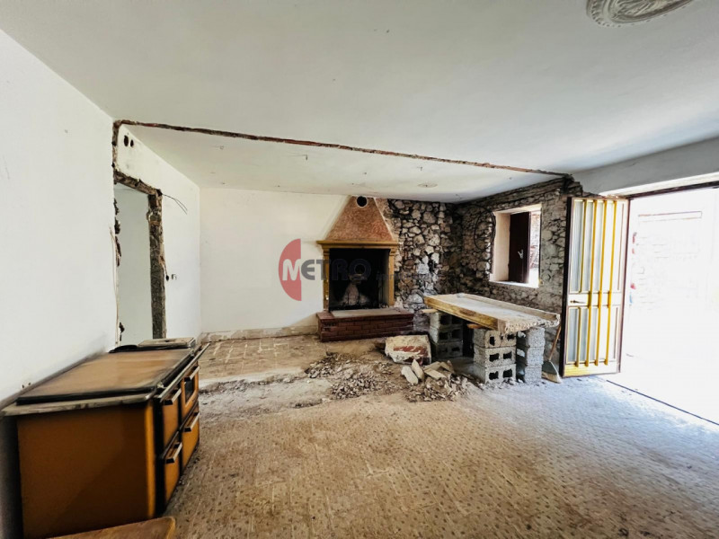 Metro Immobiliare propone in vendita una casa rurale da ristrutturare completamente, ideale per c...