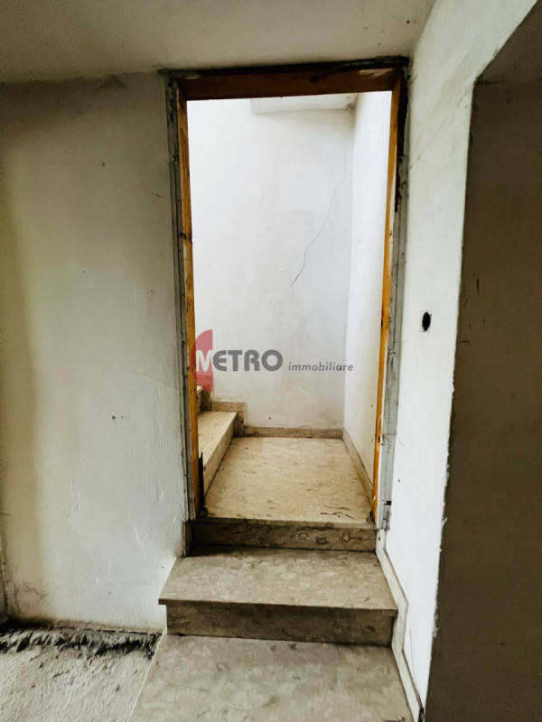 Metro Immobiliare propone in vendita una casa rurale da ristrutturare completamente, ideale per c...