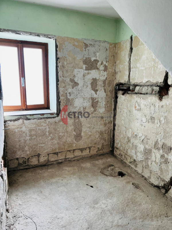 Metro Immobiliare propone in vendita una casa rurale da ristrutturare completamente, ideale per c...