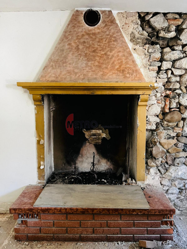 Metro Immobiliare propone in vendita una casa rurale da ristrutturare completamente, ideale per c...