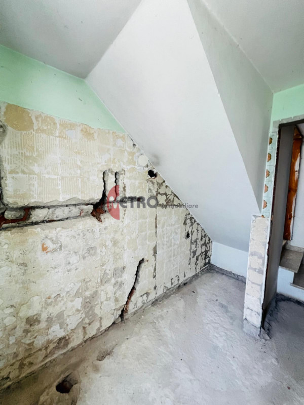 Metro Immobiliare propone in vendita una casa rurale da ristrutturare completamente, ideale per c...