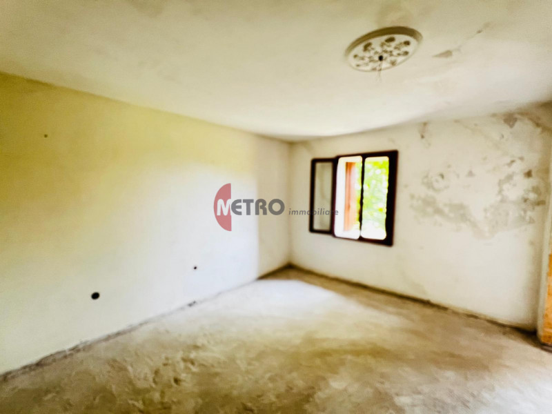 Metro Immobiliare propone in vendita una casa rurale da ristrutturare completamente, ideale per c...