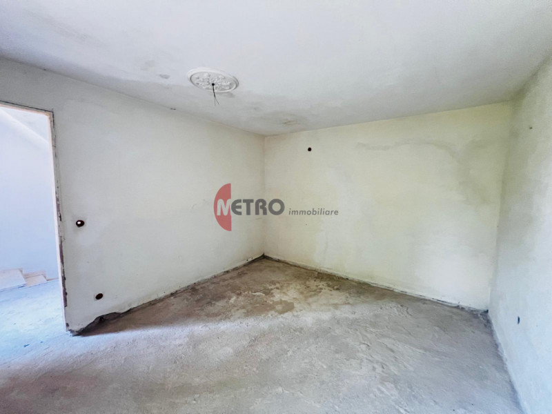 Metro Immobiliare propone in vendita una casa rurale da ristrutturare completamente, ideale per c...