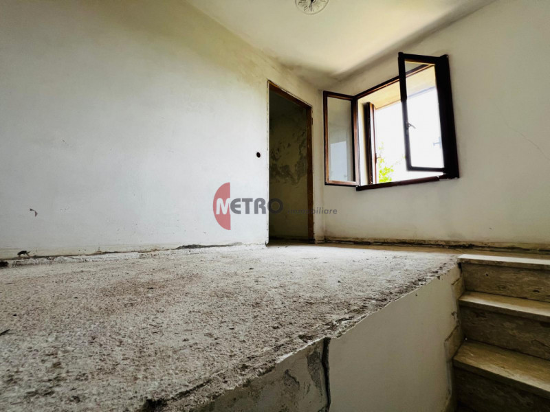 Metro Immobiliare propone in vendita una casa rurale da ristrutturare completamente, ideale per c...