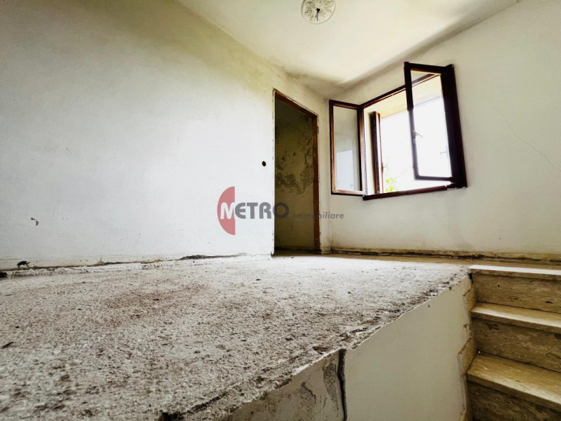 Metro Immobiliare propone in vendita una casa rurale da ristrutturare completamente, ideale per c...