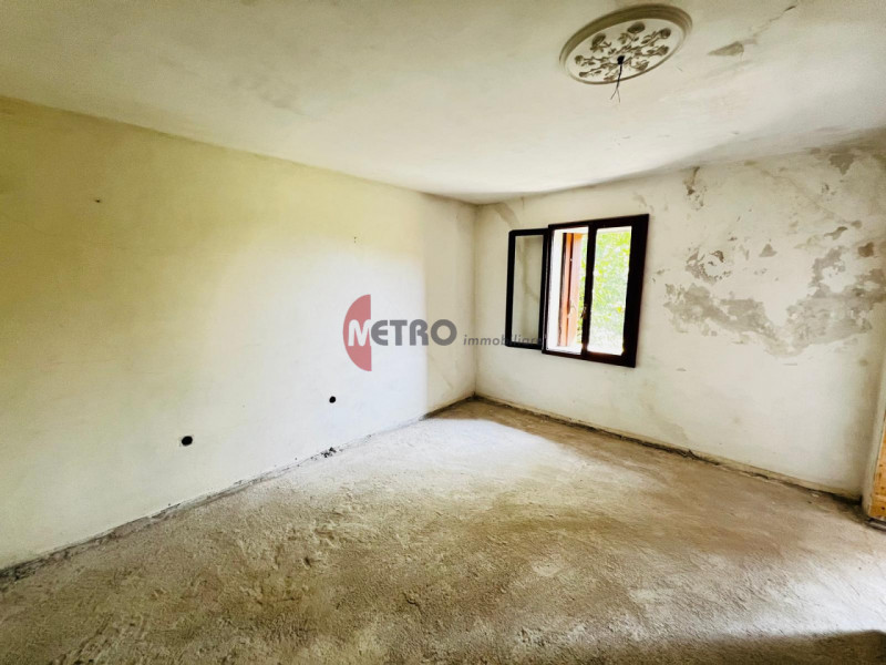 Metro Immobiliare propone in vendita una casa rurale da ristrutturare completamente, ideale per c...