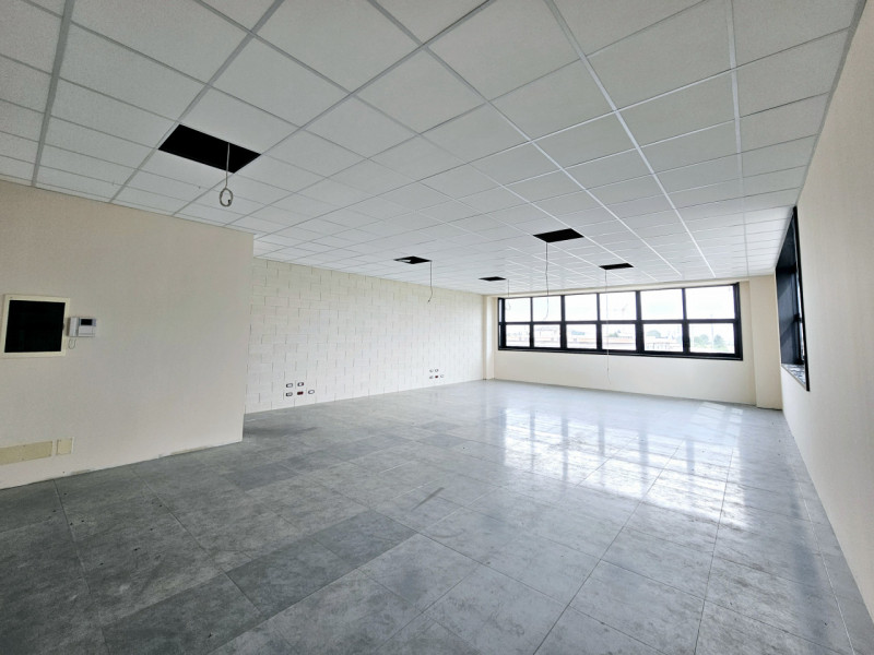 A Este, in una posizione strategica facilmente accessibile attraverso le principali arterie strad...