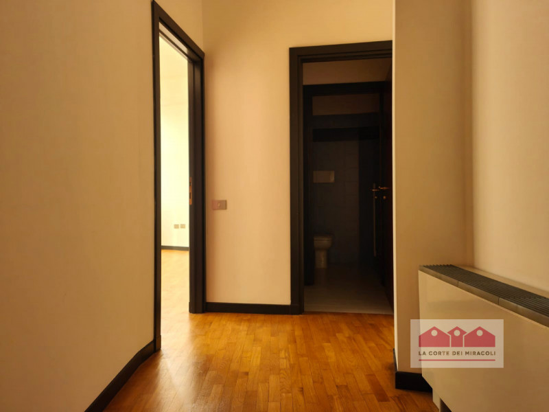 VIA NAPOLI: PIANO PRIMO, ELEGANTE UFFICIO DI 3 VANI + INGRESSO E SERVIZIO DI 85 MQ. TERMOAUTONOMO...