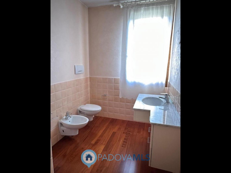 Immobile in esclusiva al Gruppo Padova MLS.

Vigodarzere, nel centro del paese, ed il zona reside...