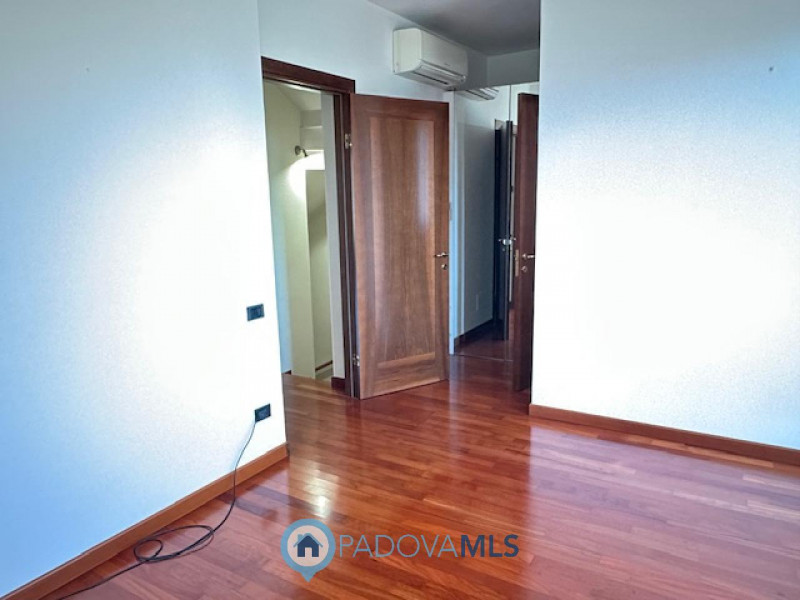 Immobile in esclusiva al Gruppo Padova MLS.

Vigodarzere, nel centro del paese, ed il zona reside...