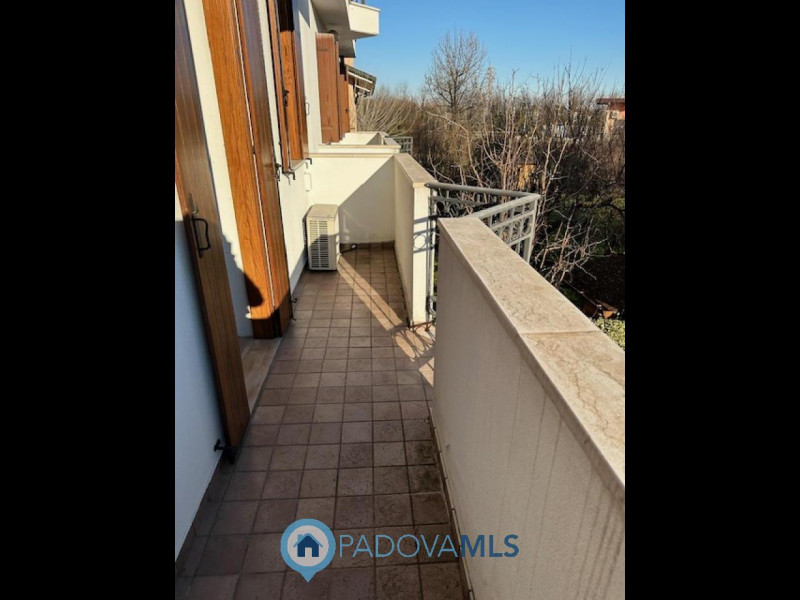 Immobile in esclusiva al Gruppo Padova MLS.

Vigodarzere, nel centro del paese, ed il zona reside...