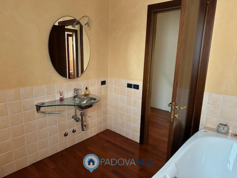 Immobile in esclusiva al Gruppo Padova MLS.

Vigodarzere, nel centro del paese, ed il zona reside...