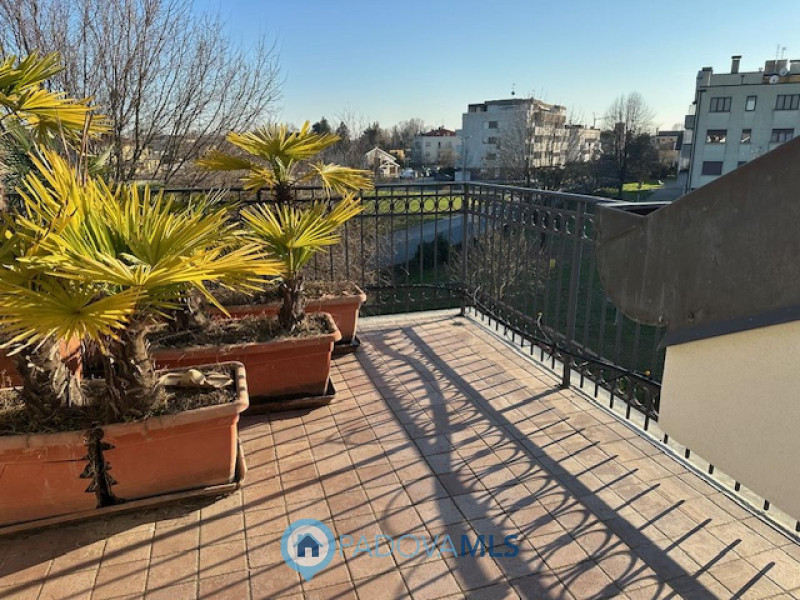 Immobile in esclusiva al Gruppo Padova MLS.

Vigodarzere, nel centro del paese, ed il zona reside...