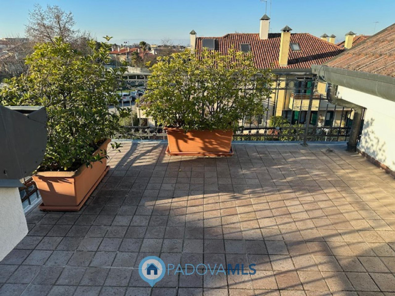 Immobile in esclusiva al Gruppo Padova MLS.

Vigodarzere, nel centro del paese, ed il zona reside...