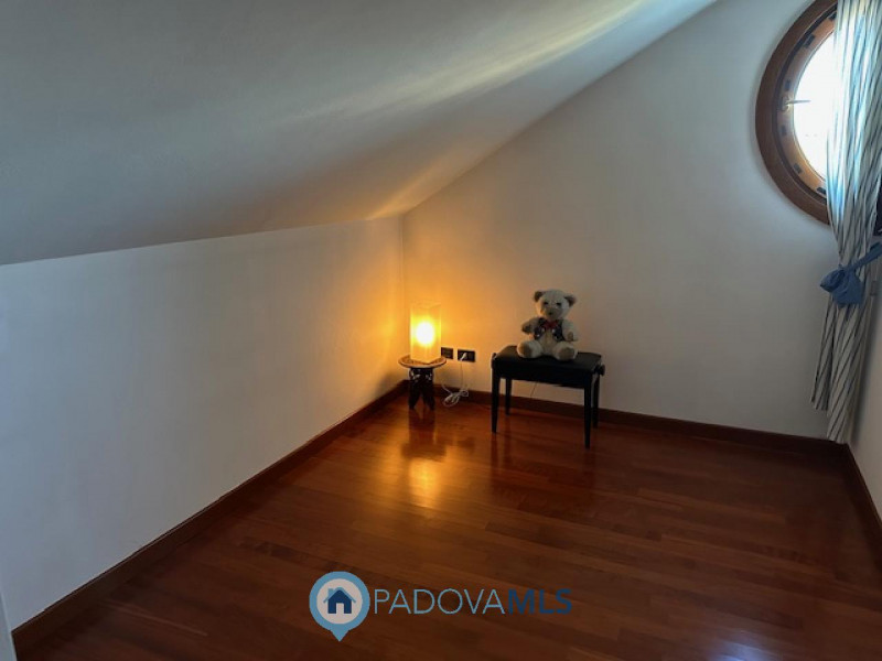 Immobile in esclusiva al Gruppo Padova MLS.

Vigodarzere, nel centro del paese, ed il zona reside...