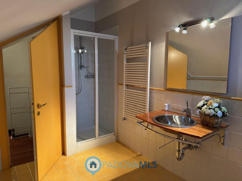 Immobile in esclusiva al Gruppo Padova MLS.

Vigodarzere, nel centro del paese, ed il zona reside...