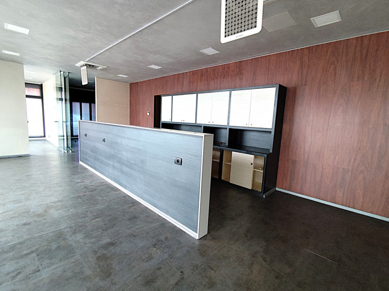 PSN329N - Situato nel cuore di Ponte San Nicolò, proponiamo in vendita un ampio negozio al piano ...