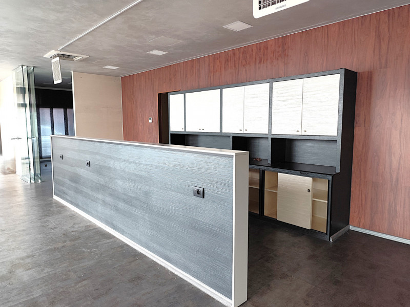 PSN329N - Situato nel cuore di Ponte San Nicolò, proponiamo in vendita un ampio negozio al piano ...