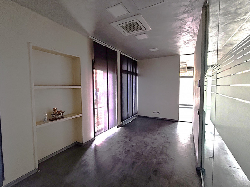 PSN329N - Situato nel cuore di Ponte San Nicolò, proponiamo in vendita un ampio negozio al piano ...