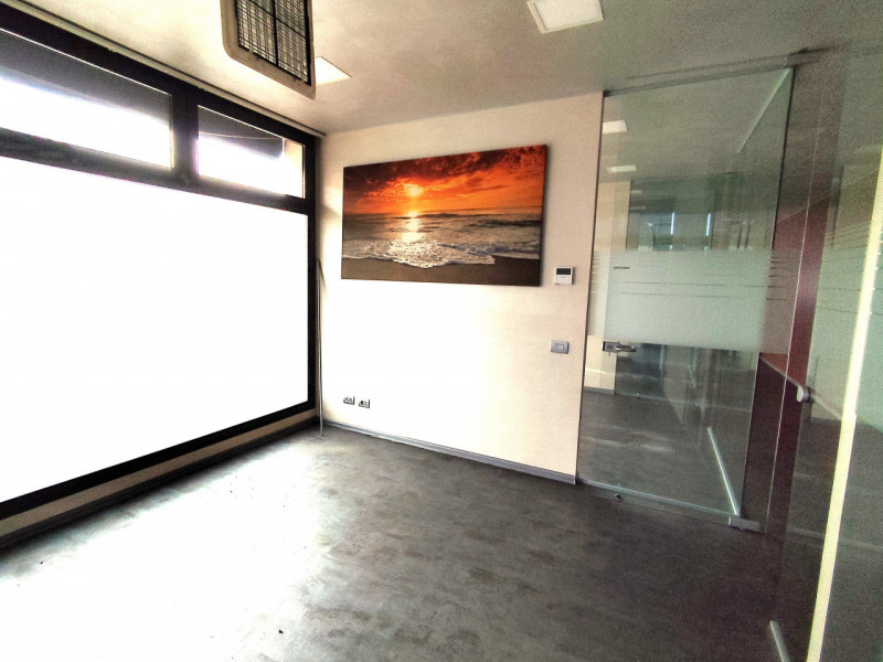 PSN329N - Situato nel cuore di Ponte San Nicolò, proponiamo in vendita un ampio negozio al piano ...