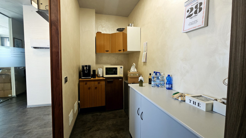 PSN329N - Situato nel cuore di Ponte San Nicolò, proponiamo in vendita un ampio negozio al piano ...