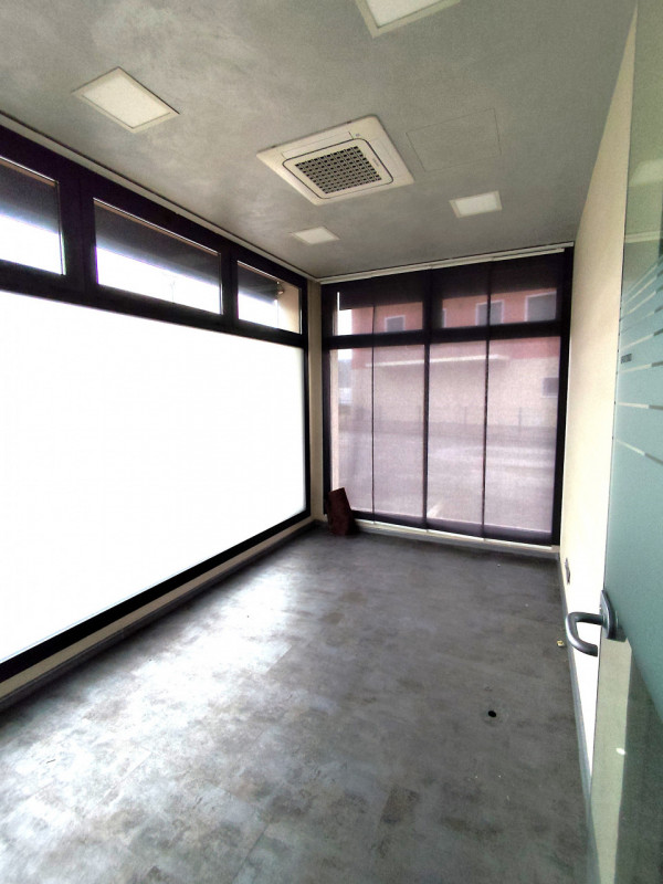 PSN329N - Situato nel cuore di Ponte San Nicolò, proponiamo in vendita un ampio negozio al piano ...