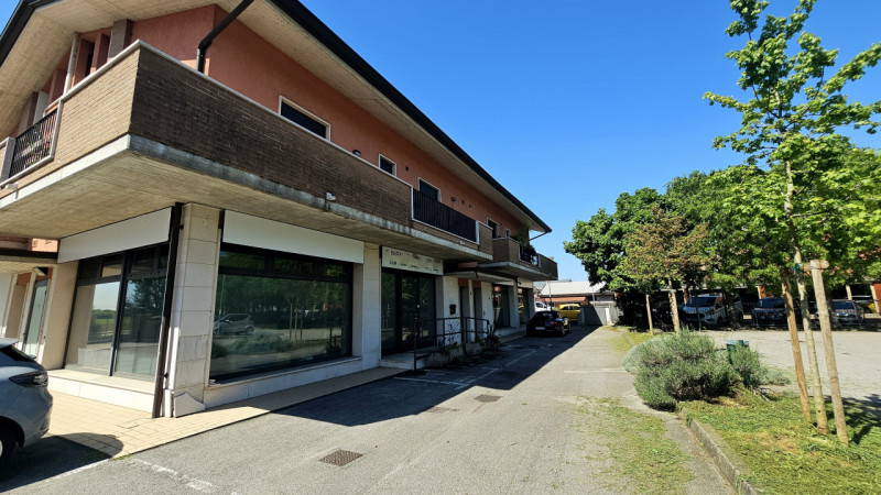 PSN329N - Situato nel cuore di Ponte San Nicolò, proponiamo in vendita un ampio negozio al piano ...