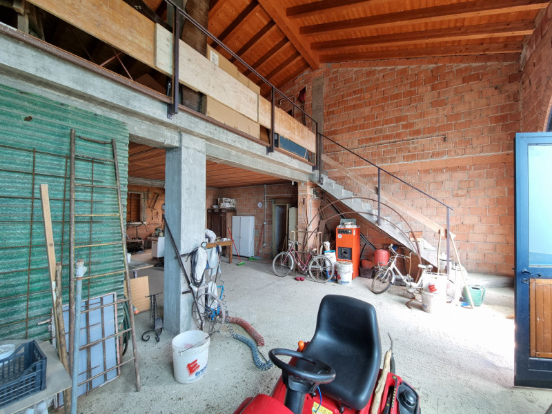 Pojana Maggiore (VI) a poco più di 1 km dal centro del Paese, lungo Via Pezze Lunghe proponiamo i...