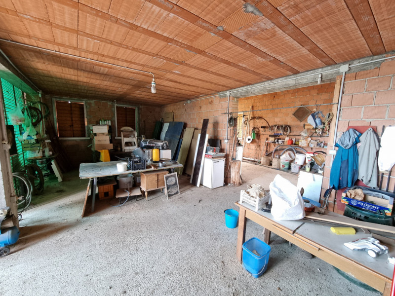 Pojana Maggiore (VI) a poco più di 1 km dal centro del Paese, lungo Via Pezze Lunghe proponiamo i...