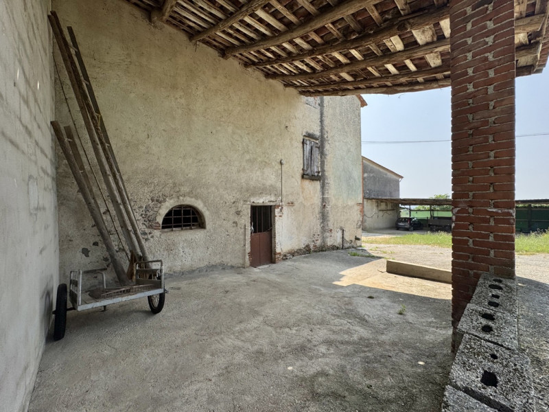 RUSTICO DI TESTA CON TERRENO

Trattative riservate Immobiliare Unica Colceresa via Marconi 2 - 04...