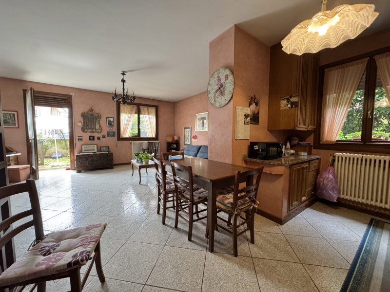 Bicamere con giardino da investimento già LOCATO

Trattative riservate Immobiliare Unica Colceres...