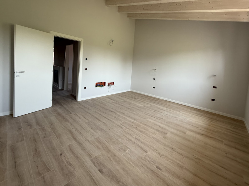 COMPOSIZIONE:
Bifamiliare in centro al paese di recente costruzione. Punto di forza dell'abitazio...