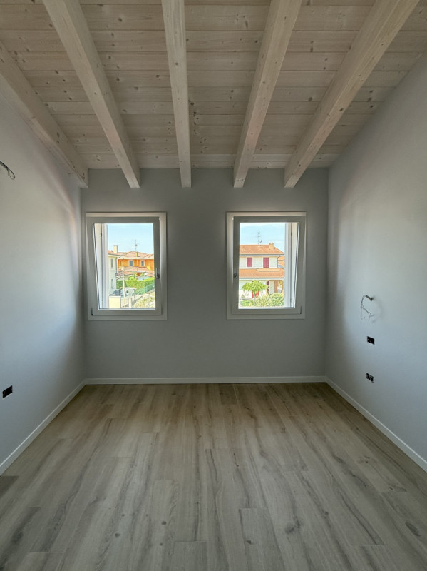 COMPOSIZIONE:
Bifamiliare in centro al paese di recente costruzione. Punto di forza dell'abitazio...